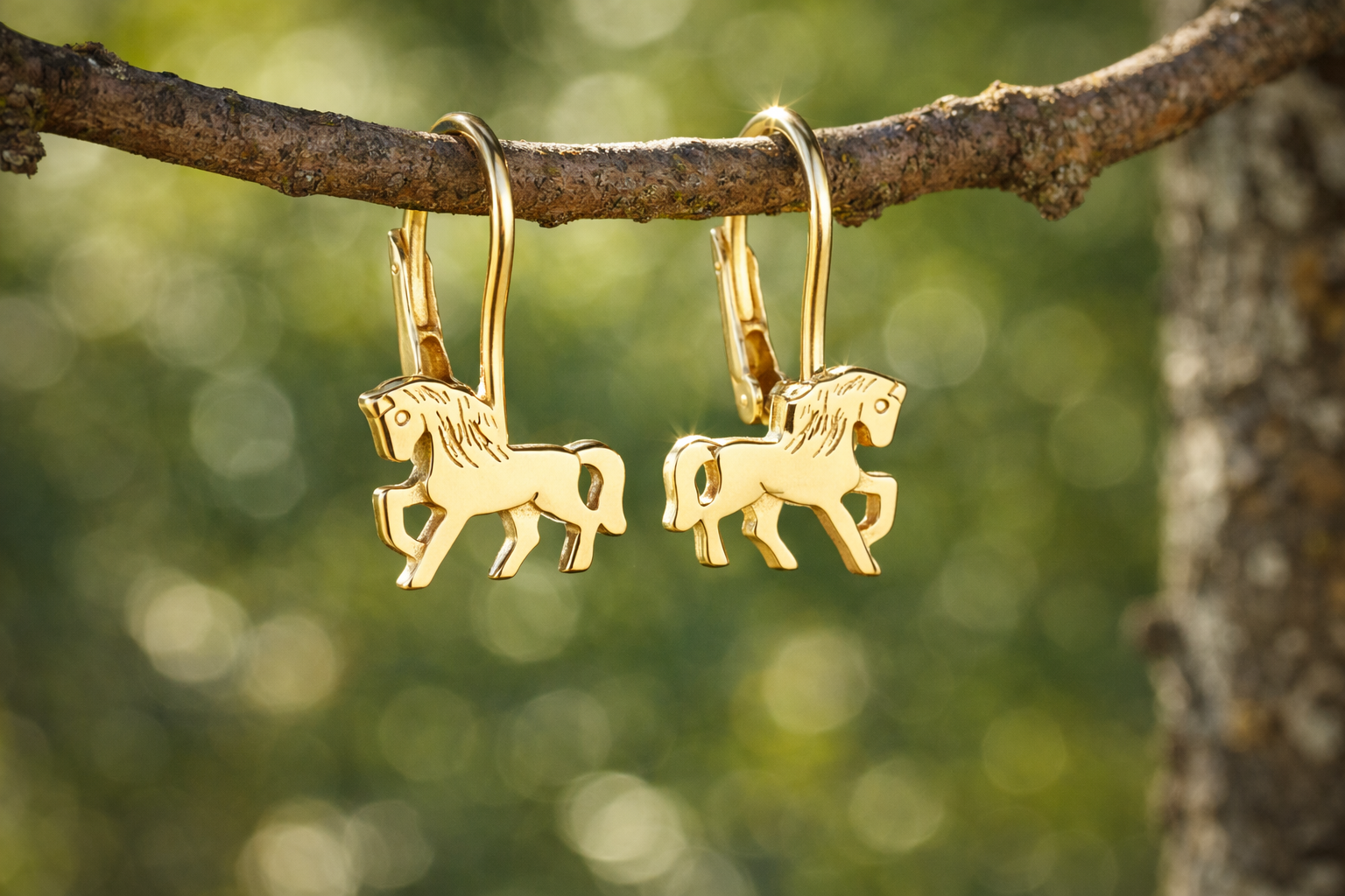Kinderohrringe Pony Leo: vergoldete Pferde-Design Ohrringe aus 925er Silber.