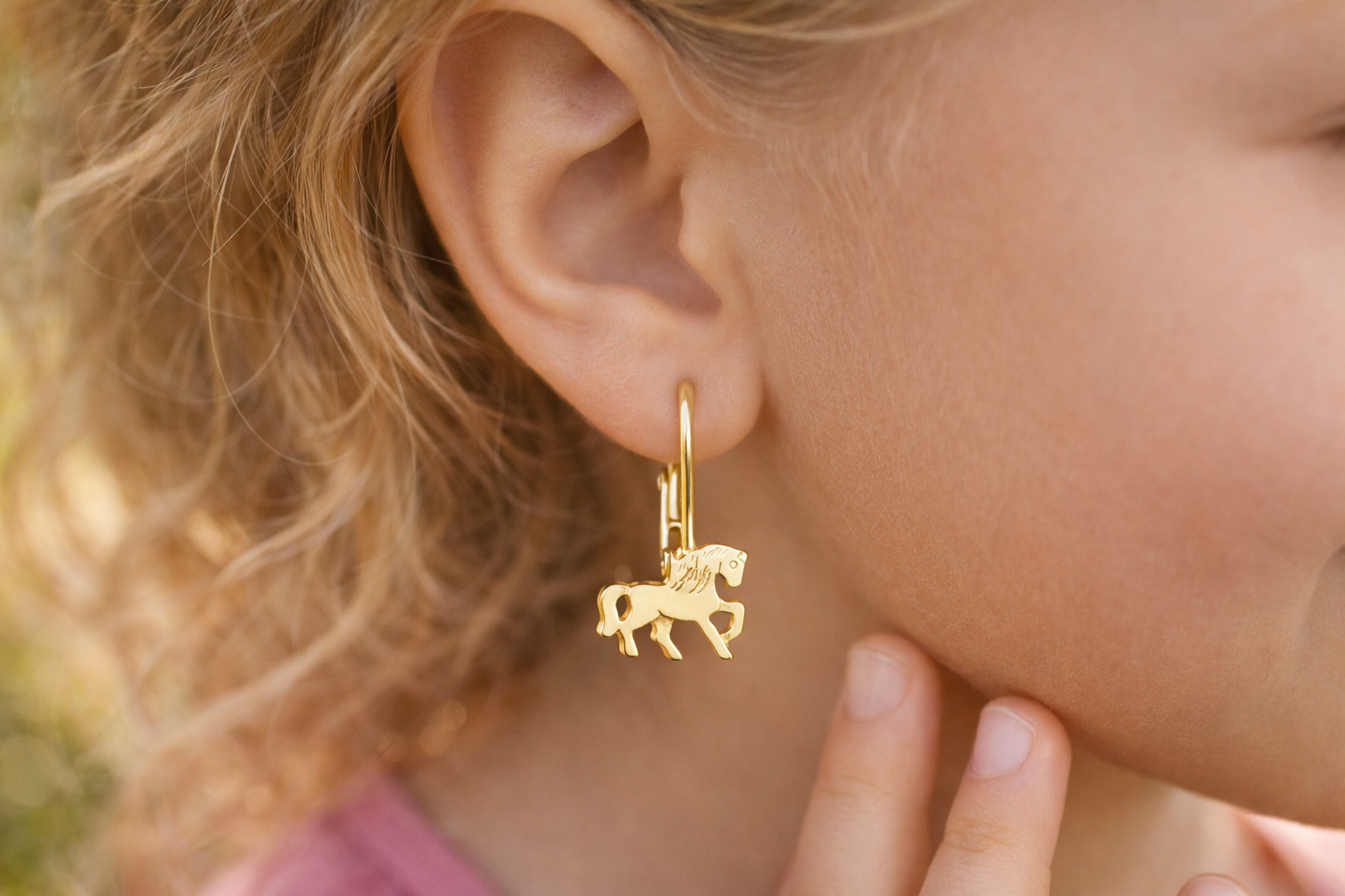 Kinderohrringe Pony Leo: vergoldeter 925er Silberanhänger in Pferdeform am Ohr